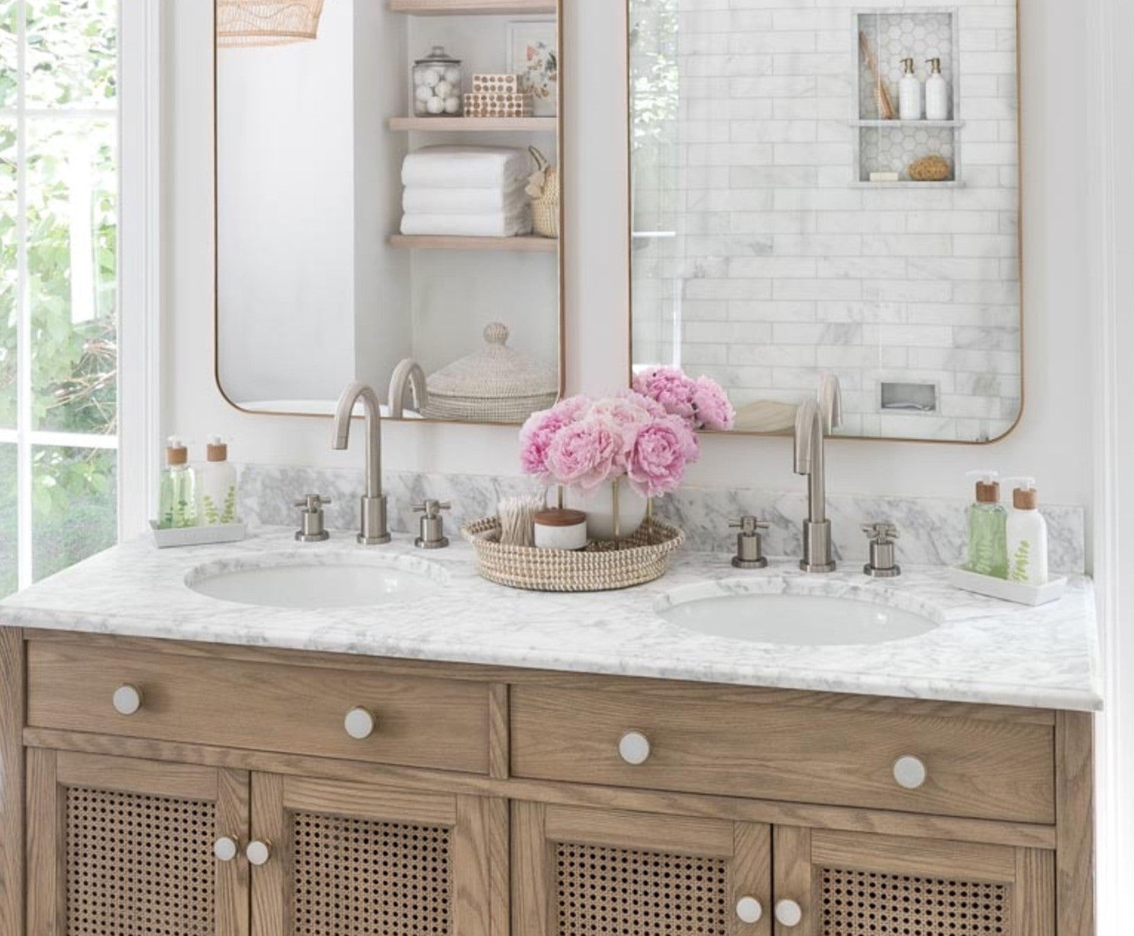 Elevate Your Vanity with Marble Thresholds: Stunning Stone Backsplashes for Your Bathroom